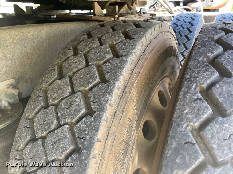 image for item IR9983 2000 Mack CH613  semi truck