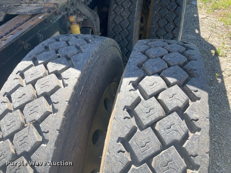 image for item IR9983 2000 Mack CH613  semi truck