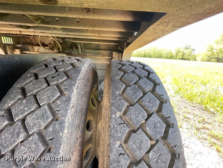 image for item IR9983 2000 Mack CH613  semi truck