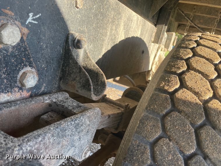 image for item IR9985 1986 Peterbilt 359  dump truck