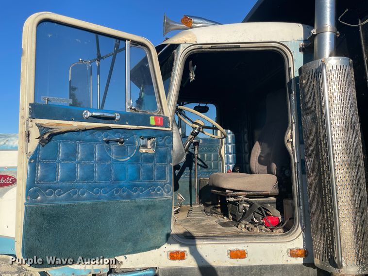 image for item IR9985 1986 Peterbilt 359  dump truck