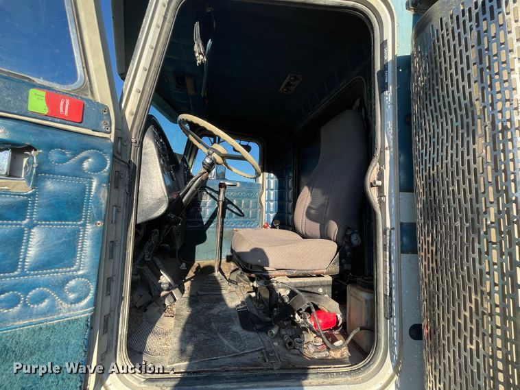 image for item IR9985 1986 Peterbilt 359  dump truck