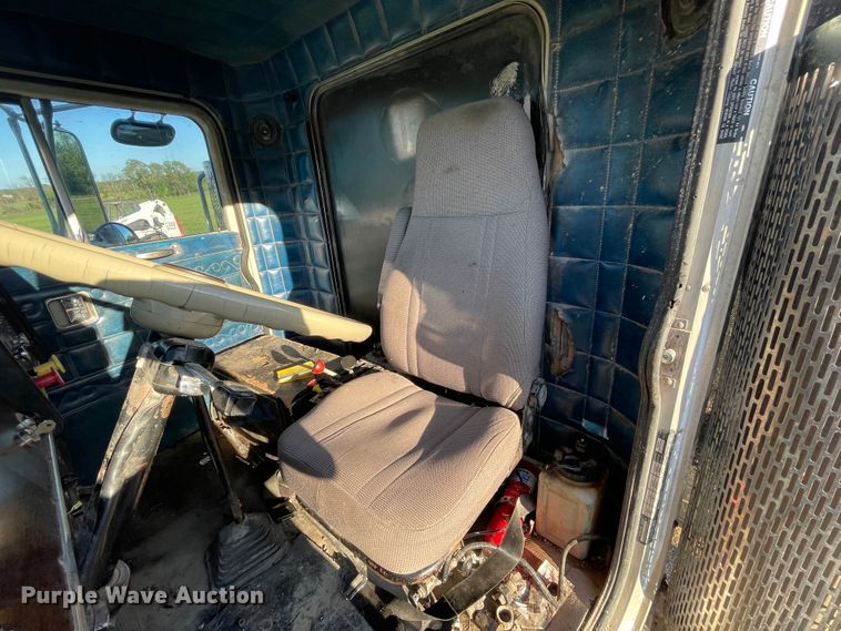 image for item IR9985 1986 Peterbilt 359  dump truck