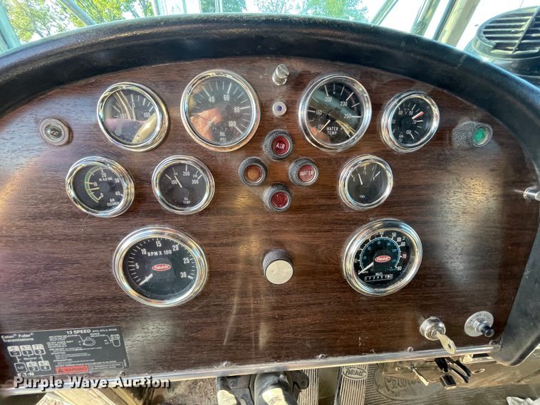 image for item IR9985 1986 Peterbilt 359  dump truck