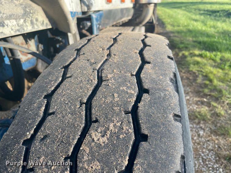 image for item IR9985 1986 Peterbilt 359  dump truck