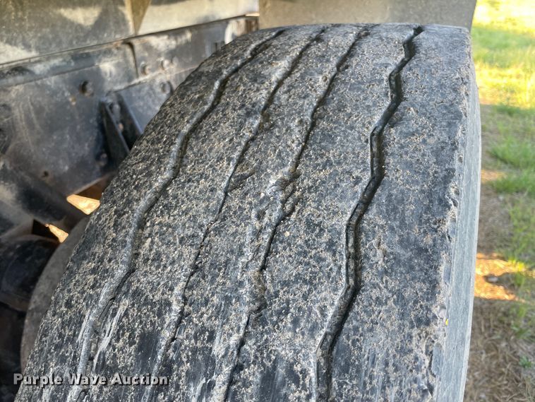 image for item IR9985 1986 Peterbilt 359  dump truck