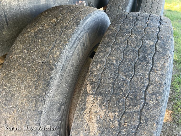 image for item IR9985 1986 Peterbilt 359  dump truck