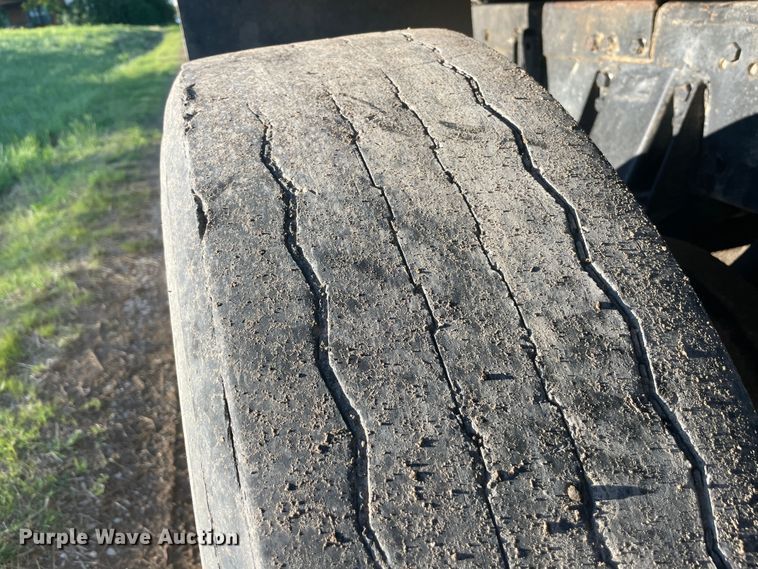 image for item IR9985 1986 Peterbilt 359  dump truck