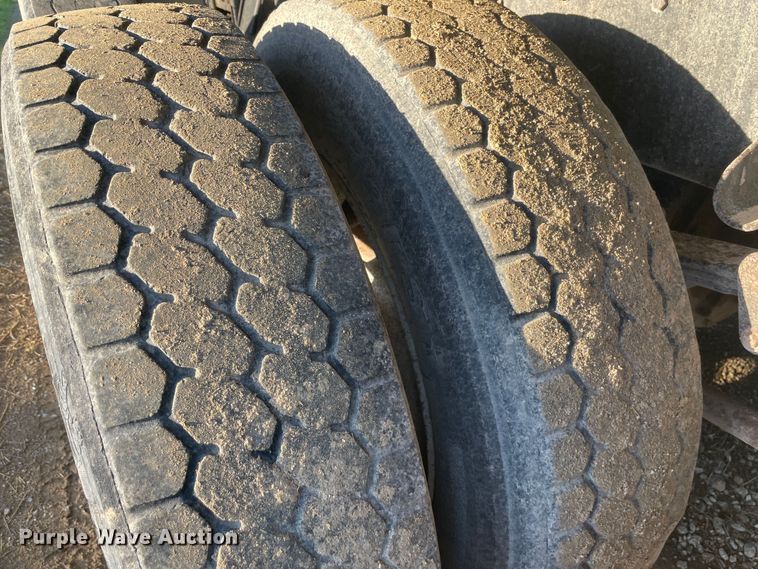 image for item IR9985 1986 Peterbilt 359  dump truck