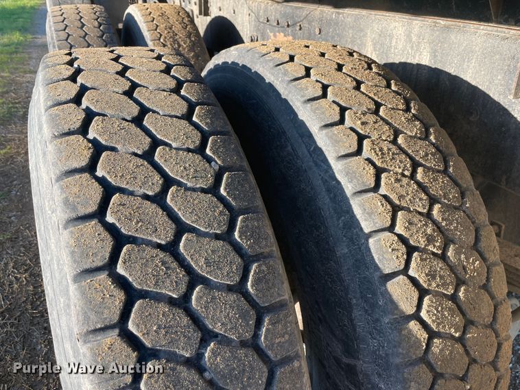 image for item IR9985 1986 Peterbilt 359  dump truck