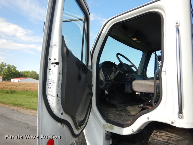 image for item IT9031 2011 Freightliner Business Class M2  flatbed truck