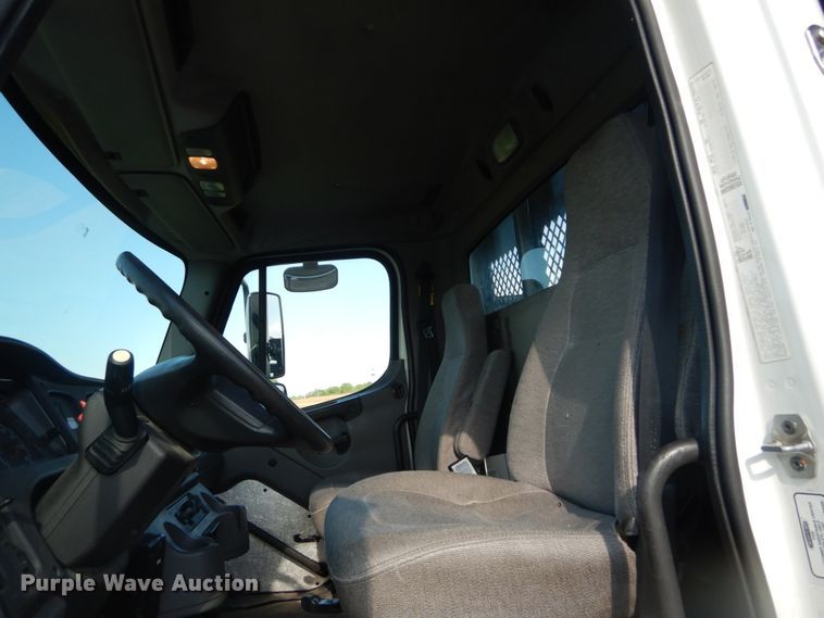 image for item IT9031 2011 Freightliner Business Class M2  flatbed truck