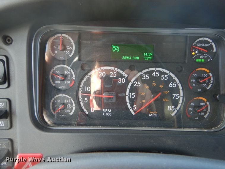 image for item IT9031 2011 Freightliner Business Class M2  flatbed truck