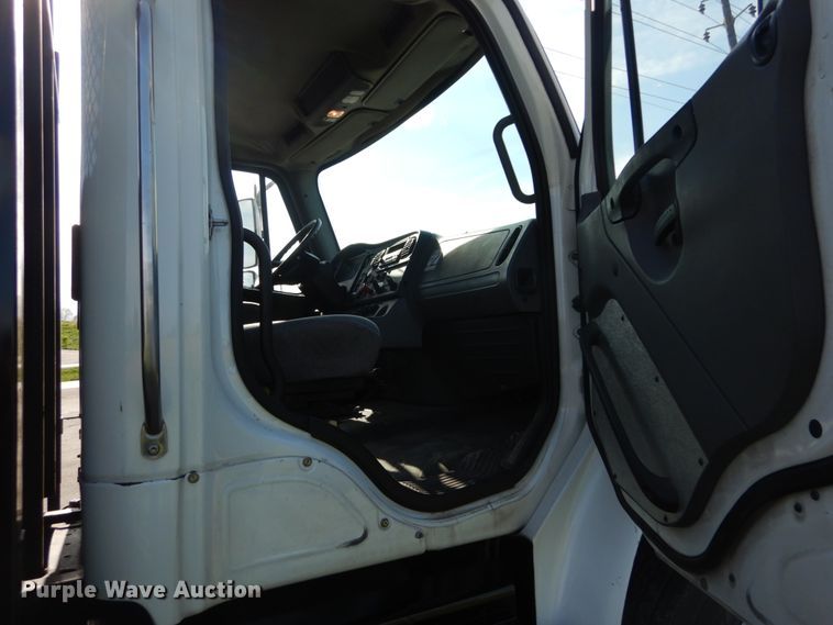 image for item IT9031 2011 Freightliner Business Class M2  flatbed truck