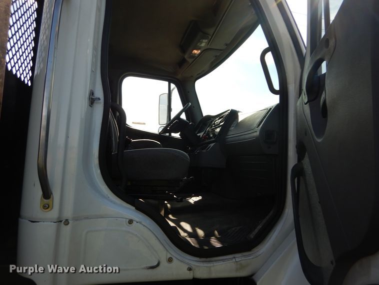 image for item IT9031 2011 Freightliner Business Class M2  flatbed truck