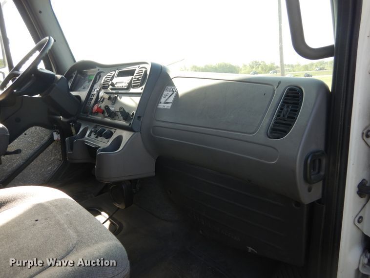 image for item IT9031 2011 Freightliner Business Class M2  flatbed truck