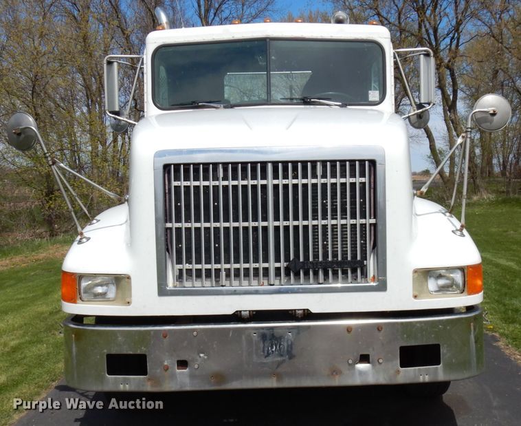 image for item IT9256 1996 International 9200  semi truck