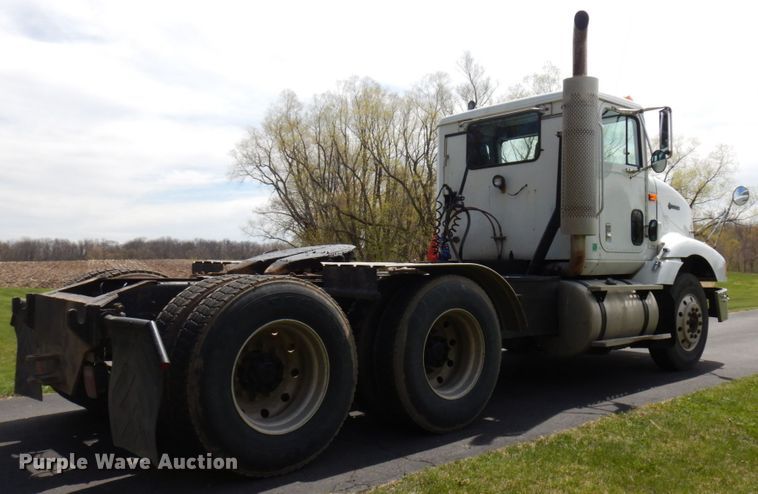 image for item IT9256 1996 International 9200  semi truck