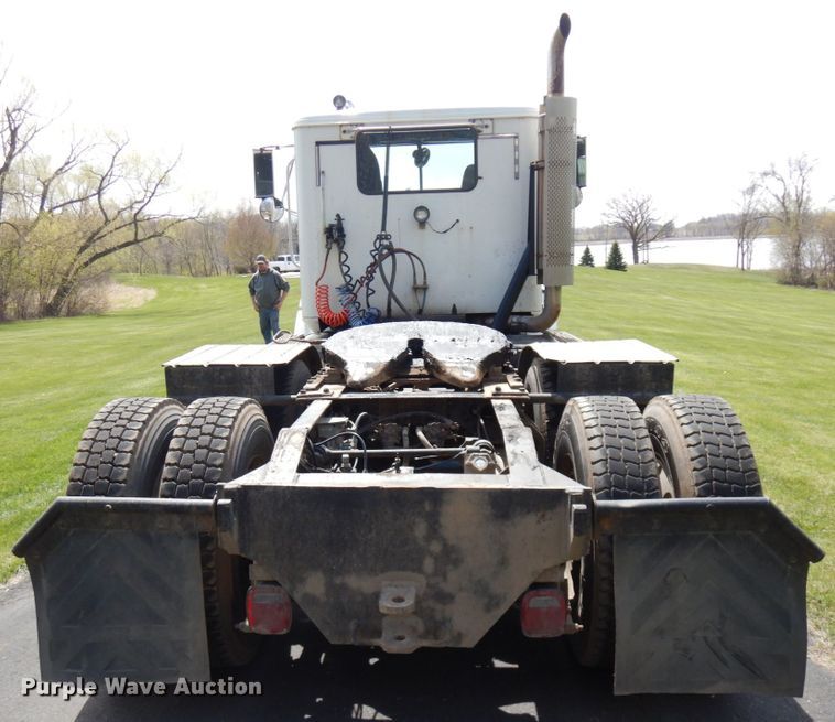 image for item IT9256 1996 International 9200  semi truck