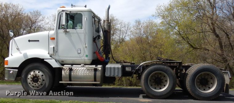 image for item IT9256 1996 International 9200  semi truck