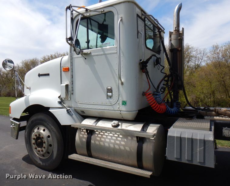 image for item IT9256 1996 International 9200  semi truck