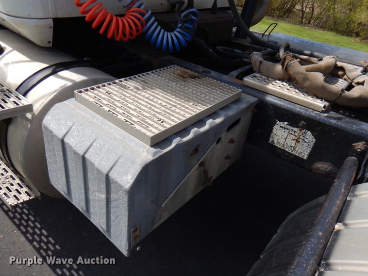 image for item IT9256 1996 International 9200  semi truck