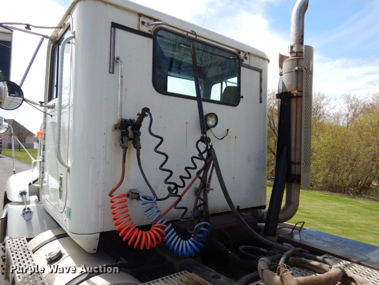 image for item IT9256 1996 International 9200  semi truck