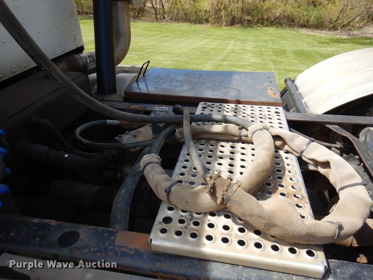 image for item IT9256 1996 International 9200  semi truck