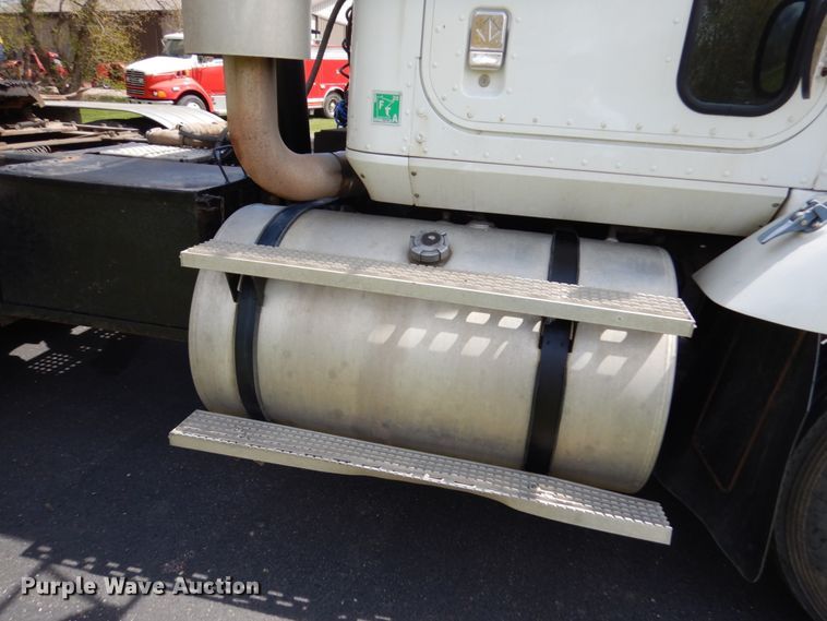 image for item IT9256 1996 International 9200  semi truck