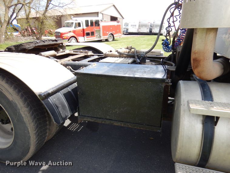 image for item IT9256 1996 International 9200  semi truck