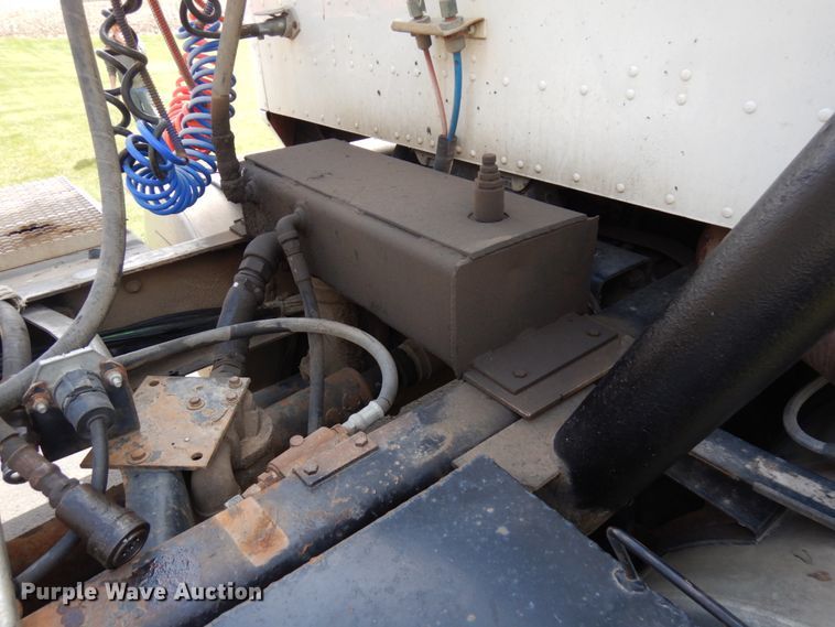 image for item IT9256 1996 International 9200  semi truck