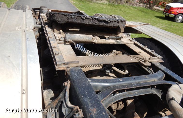 image for item IT9256 1996 International 9200  semi truck