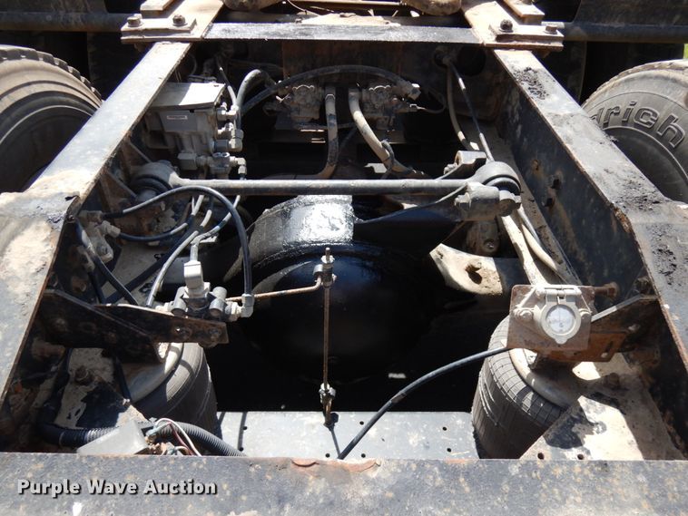 image for item IT9256 1996 International 9200  semi truck