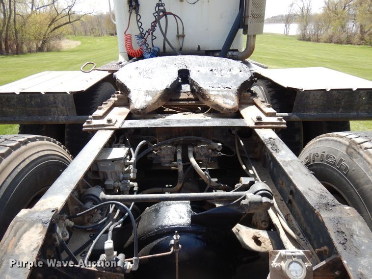 image for item IT9256 1996 International 9200  semi truck