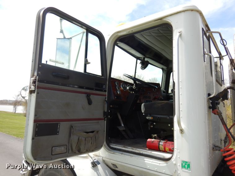 image for item IT9256 1996 International 9200  semi truck