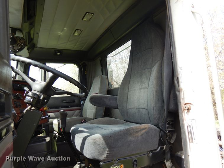 image for item IT9256 1996 International 9200  semi truck