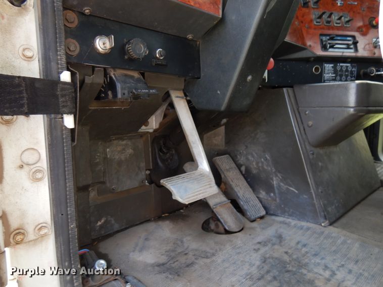 image for item IT9256 1996 International 9200  semi truck