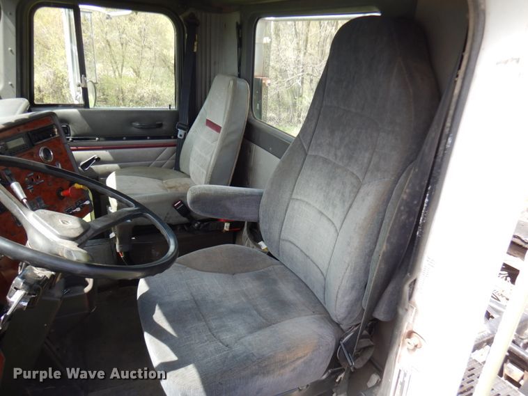 image for item IT9256 1996 International 9200  semi truck