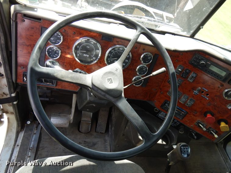 image for item IT9256 1996 International 9200  semi truck