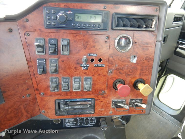 image for item IT9256 1996 International 9200  semi truck