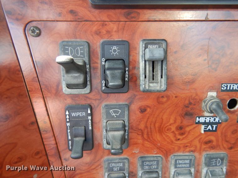 image for item IT9256 1996 International 9200  semi truck