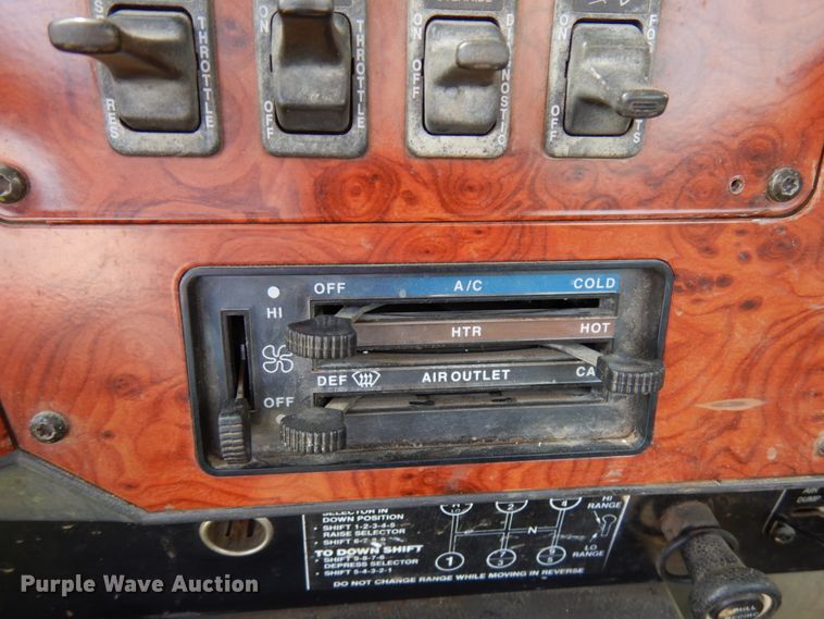 image for item IT9256 1996 International 9200  semi truck