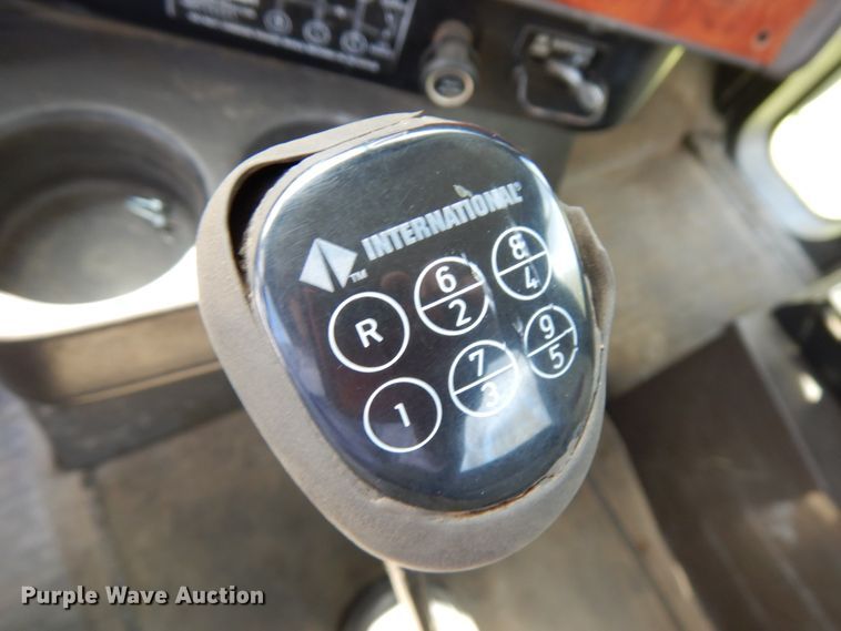 image for item IT9256 1996 International 9200  semi truck