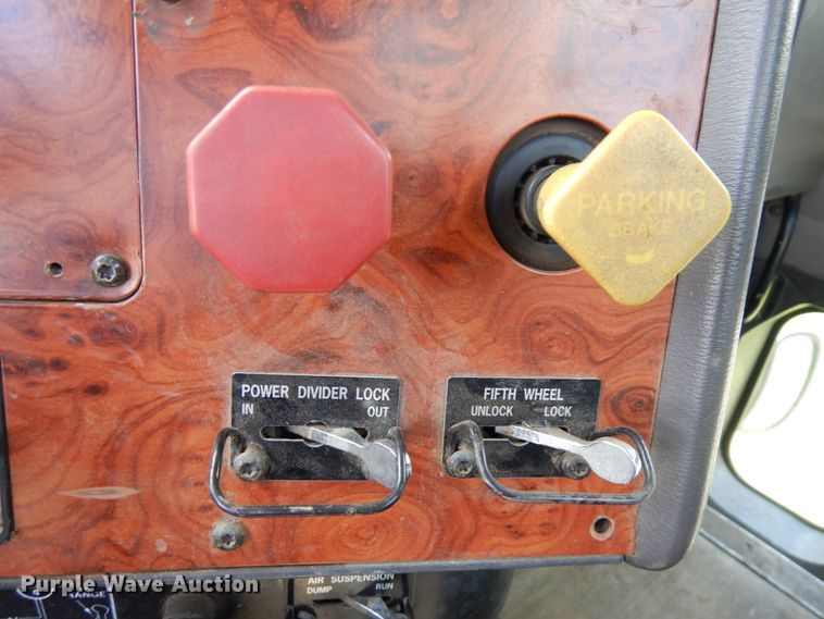 image for item IT9256 1996 International 9200  semi truck