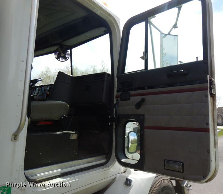 image for item IT9256 1996 International 9200  semi truck