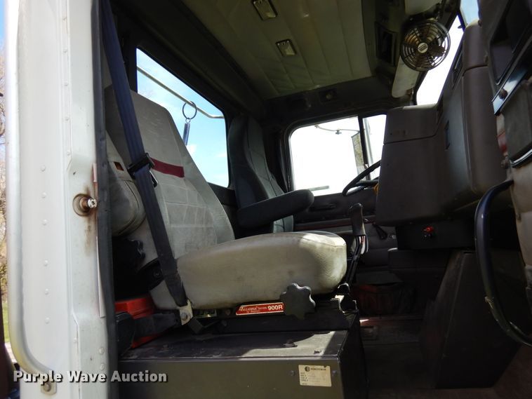 image for item IT9256 1996 International 9200  semi truck