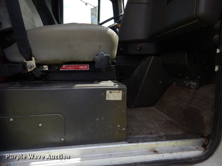 image for item IT9256 1996 International 9200  semi truck