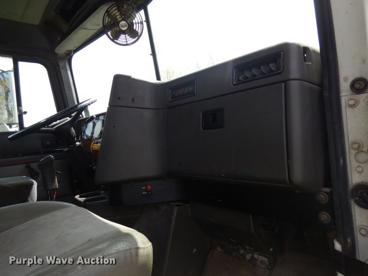 image for item IT9256 1996 International 9200  semi truck