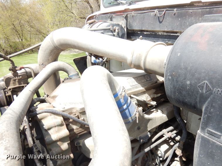 image for item IT9256 1996 International 9200  semi truck