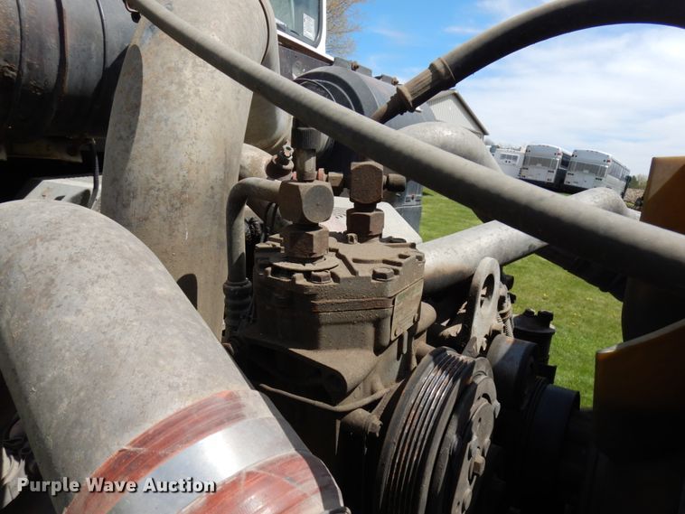 image for item IT9256 1996 International 9200  semi truck